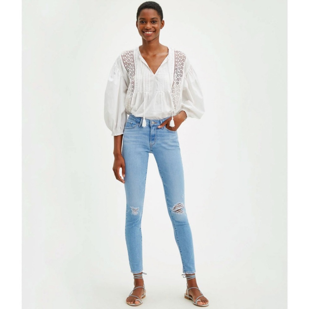 Levi’s Light Wash Distressed 711 Skinny Jeans Women’s Size 33W 30L - 16 Medium